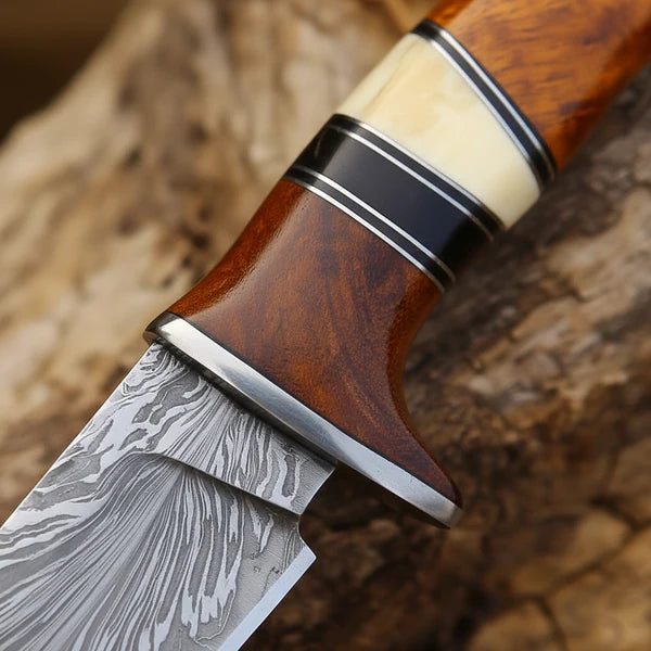 Handmade Damascus Hunting Knife – Rosewood Handle, Feather Pattern &amp; Leather Sheath